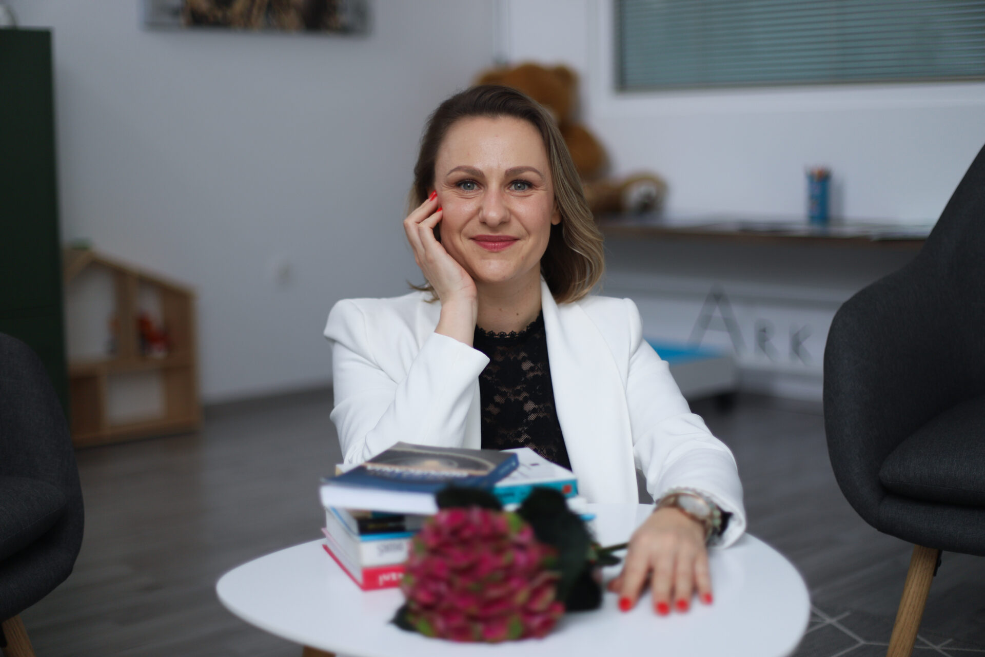 Dijana Lorenčič v prostoru za pogovor