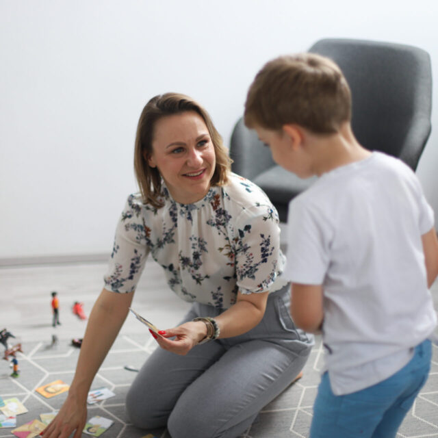 Dijana Lorenčič med delom z otrokom