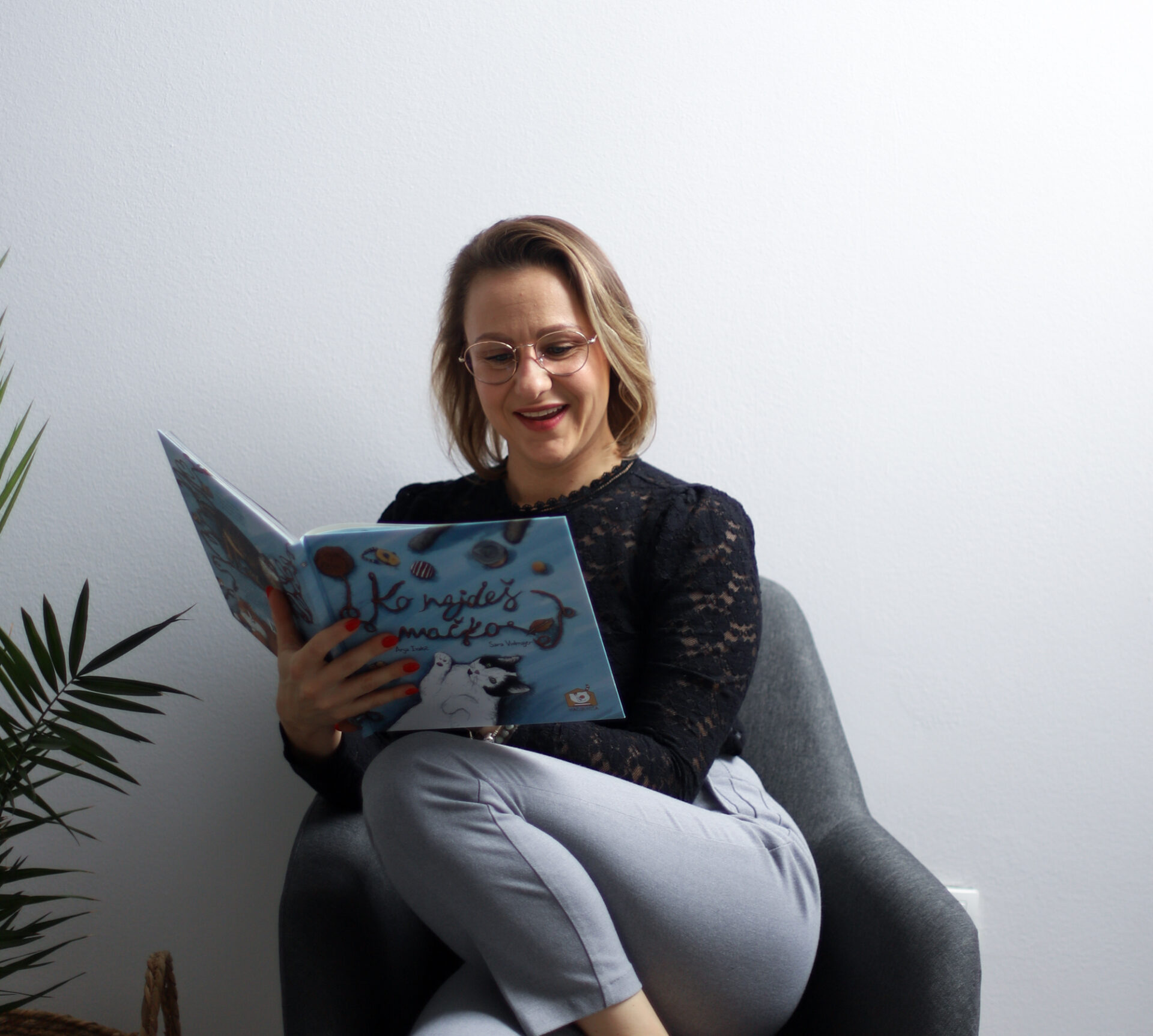 Dijana Lorenčič v naslonjaču s knjigo