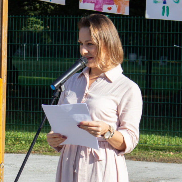 nastop Dijane pred otroci