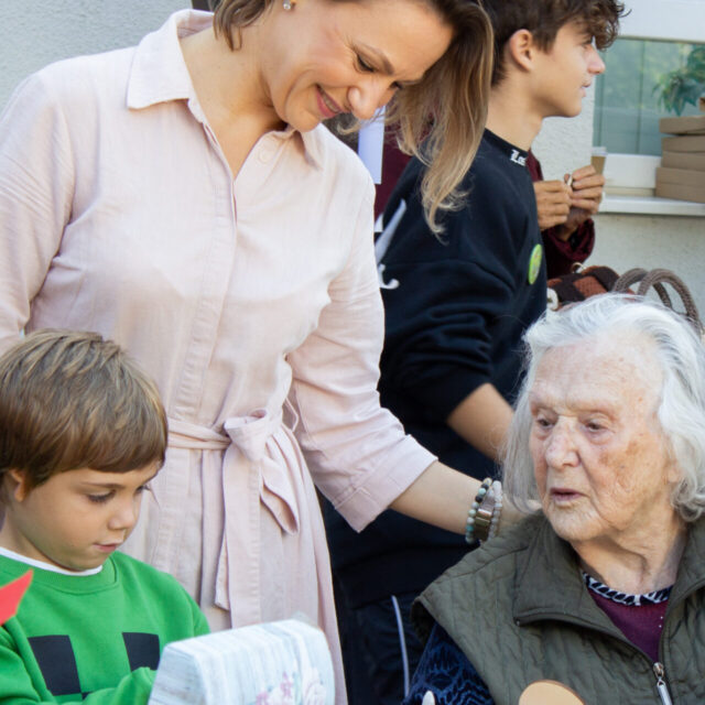 Dijana ob otroku in starejši ženski