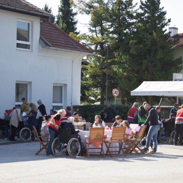 skupina ljudi za mizo na dvorišču